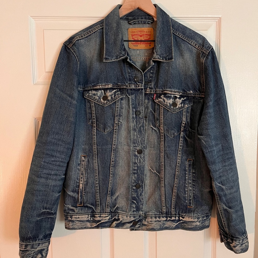 Mens Levis Trucker Jean Jacket. Slotted buttons and distressed denim. M 72334